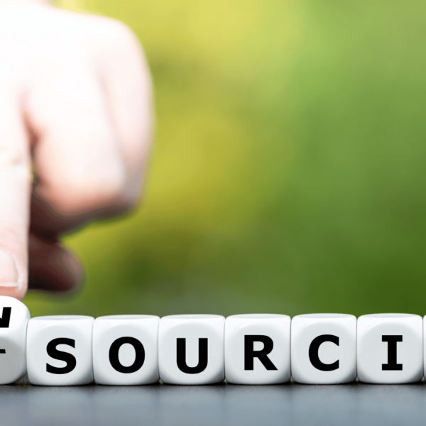 O que é outsourcing e insourcing? Entenda a diferença!